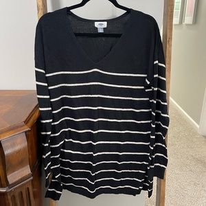 EUC L Old Navy black and oatmeal tunic length thin sweater